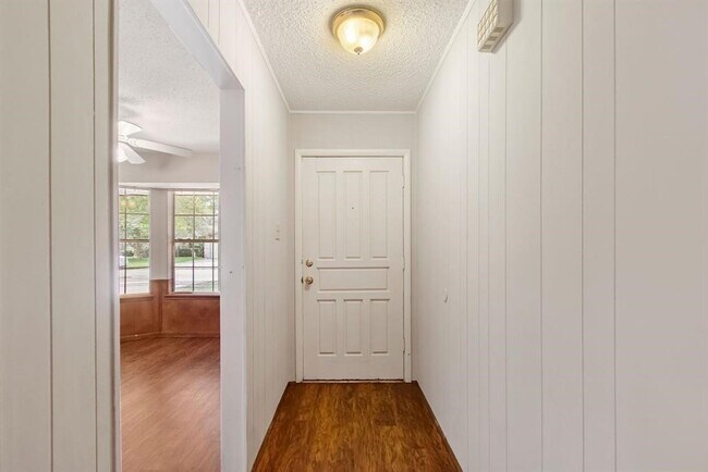 Building Photo - 2106 Rycroft Dr