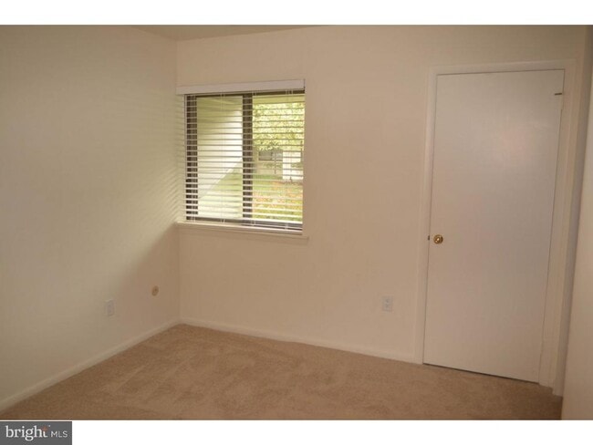 Building Photo - 23A E Daisy Ln