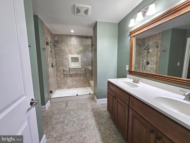 Building Photo - 5 Harcourt Dr