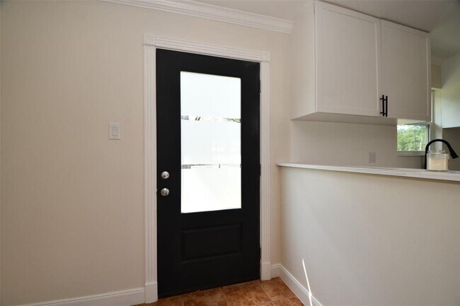 Building Photo - 10946 Fullerton Dr