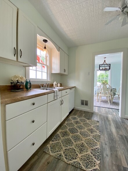 Building Photo - 227 Green Oak Dr