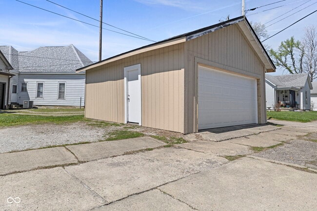 Building Photo - 2 Van Ave