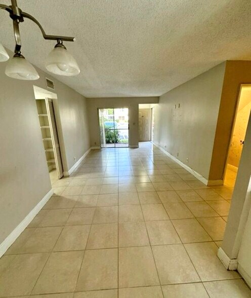 Building Photo - 104 Gardens Dr