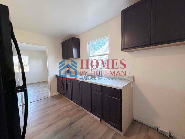 Building Photo - Three Bedroom House | Move in Ready