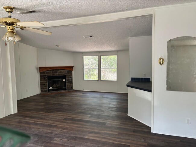 Building Photo - 3 bed 2 bath single family home in quiet area