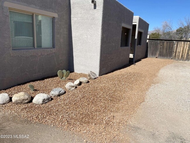 Building Photo - 3325 E Blacklidge Dr