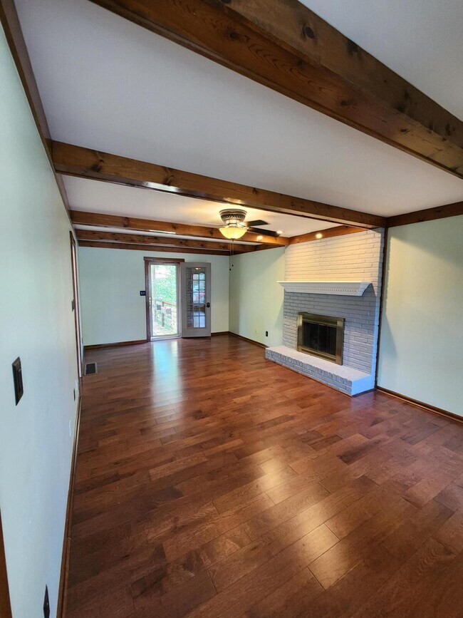 Building Photo - 841 Edgewood Dr