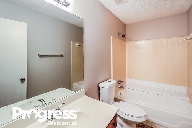 Building Photo - 2468 Mistletoe Ln SW