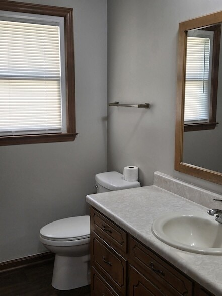 Building Photo - 2025 Stonebrook Dr