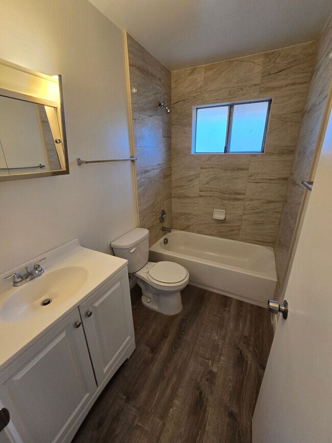 Building Photo - 910 Amistad Ct