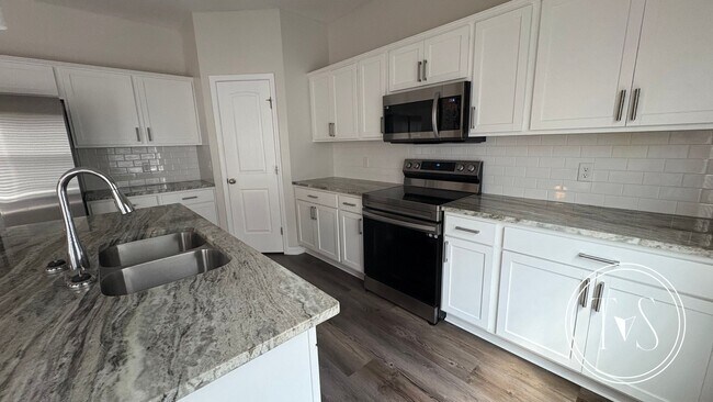 Building Photo - RATE DROP ALERT (was $2500/month) and MOVE-IN SPECIAL: $400 OFF 1ST MONTH'S RENT!**