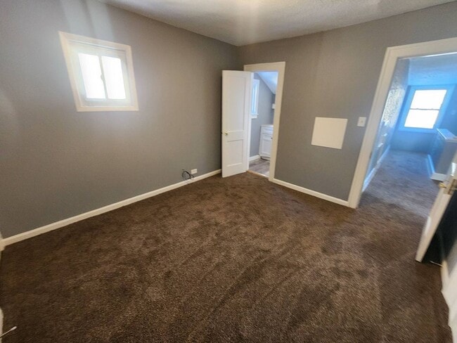 Building Photo - Charming 5-Bedroom Property in Prime Location