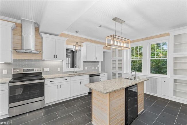 Building Photo - One-of-a-Kind 6-Bedroom Property