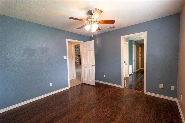 Building Photo - 300 Las Plumas Dr
