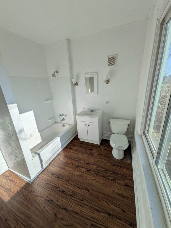 Building Photo - Large Three Bedroom Apartment In Avalon