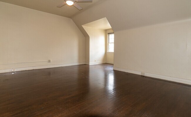 Building Photo - 1432 St James Ct