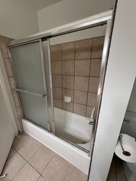 Tub and shower combo - 3322 Helms Ave