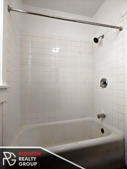 Building Photo - 4912 N Hoyne Ave