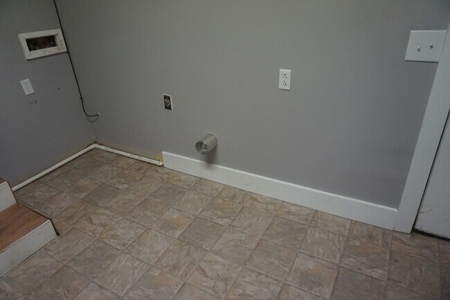Building Photo - 814 Lorraine Dr