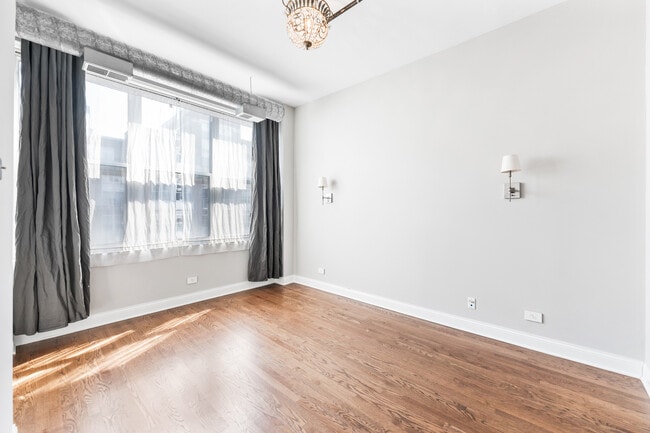 Building Photo - 1000 W Adams St