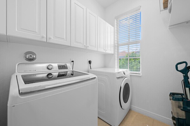 Building Photo - 870 NW 83rd Ln
