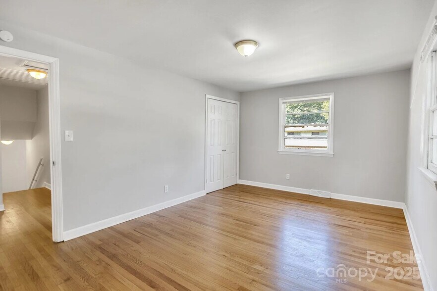 Building Photo - Room in House on Thornwood Rd