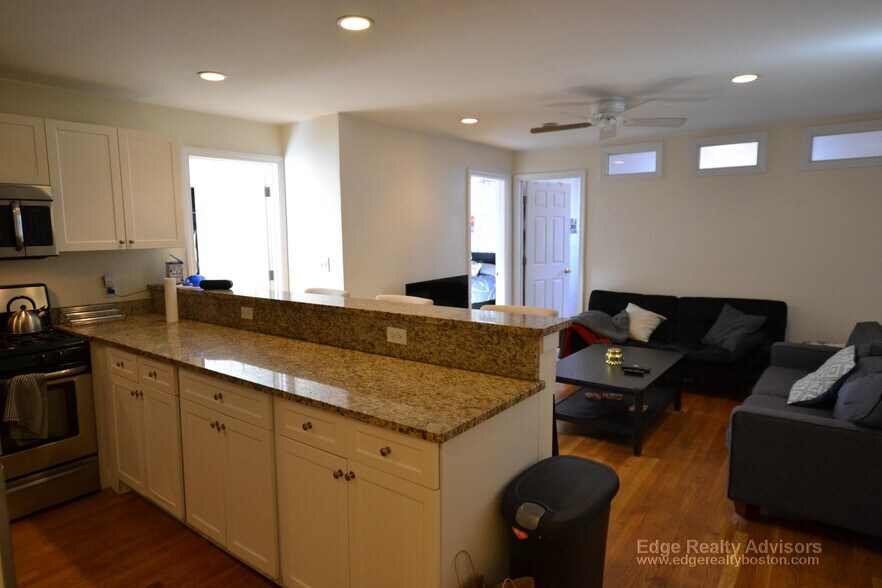 Building Photo - 68 Egmont St