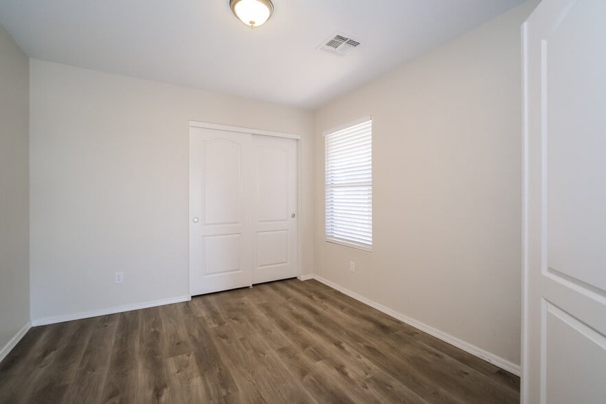 Building Photo - 806 S 122nd Ln