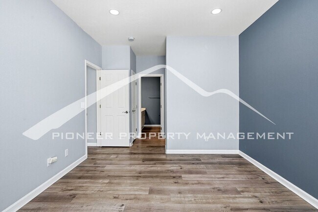 Building Photo - Spacious Condo with Central AC and Washer/Dryer