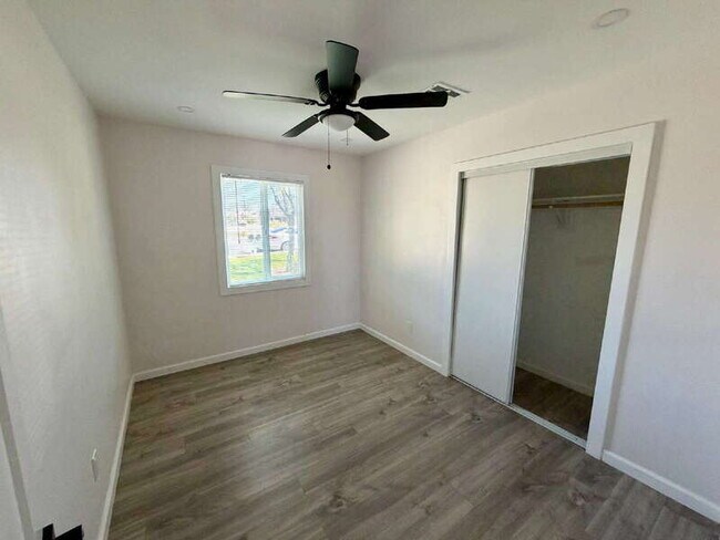 Building Photo - 1447 E Mountain View Rd