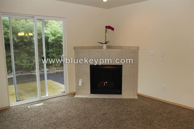 Building Photo - 3 bedroom 2.5 bath home in Errol Heights
