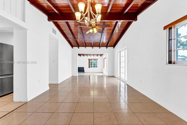 Building Photo - 361 SE 6th Ave