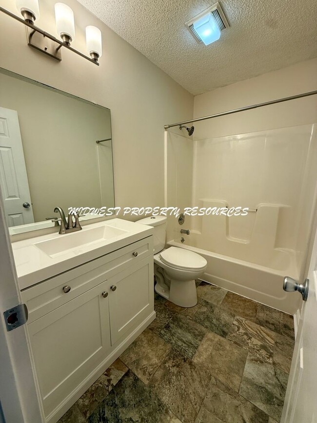 Building Photo - 719 S Park Dr