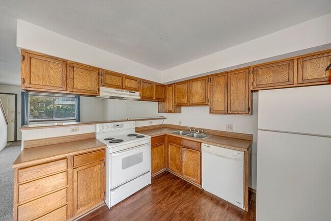 Building Photo - Corner Unit 2 Bedroom with Private Backyard & Master Bedroom Deck!