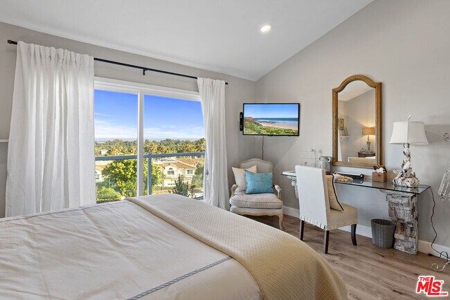 Building Photo - 6363 Zumirez Dr