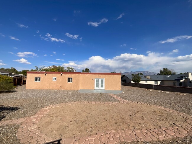 Building Photo - 3 Bedroom Single Story Home Available Near...