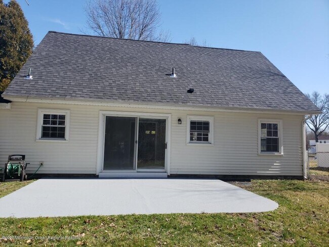 Building Photo - 5 Woodford Ln