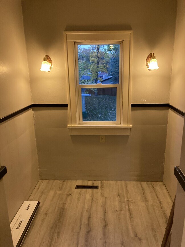 Building Photo - 630 W 7th Ave