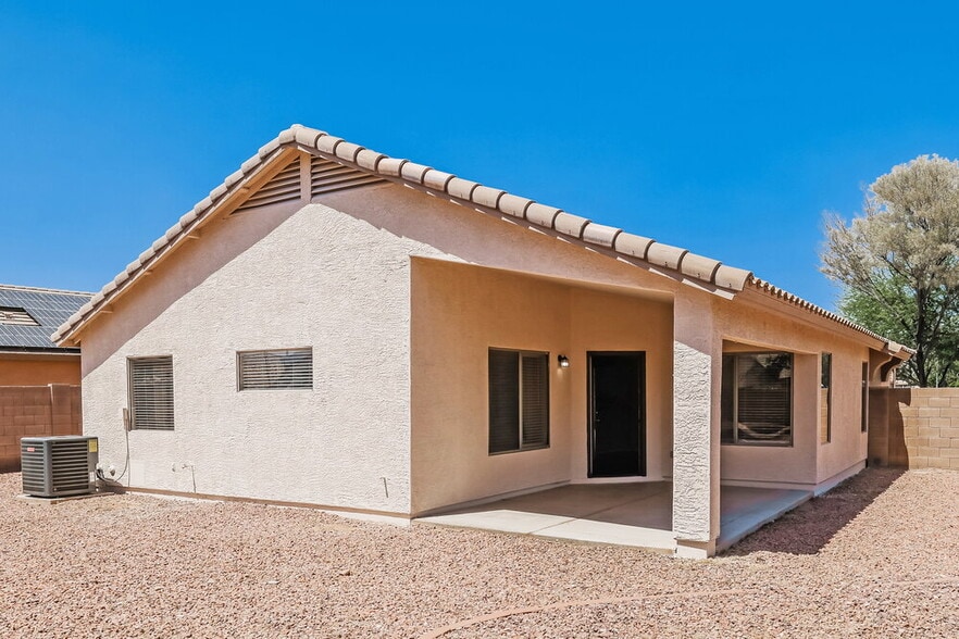 Building Photo - 15821 W Tara Ln