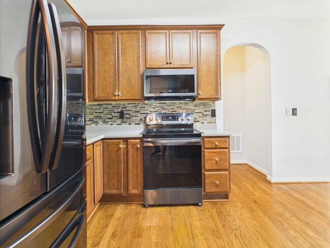 Building Photo - Charming 5-Bedroom 2.5 Bathroom Home locat...