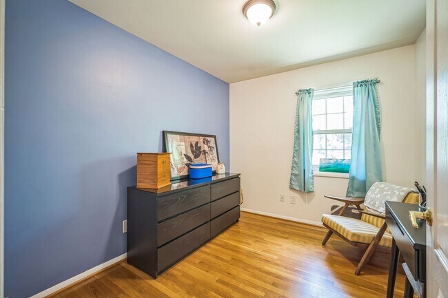 Building Photo - Charming 4 Bedroom Brick Home - Ideal Loca...