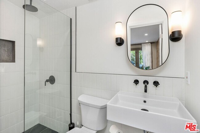 Building Photo - 3954 Redwood Ave