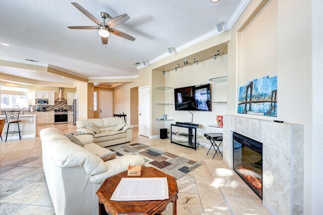 Building Photo - OPEN FLOOR PLAN WITH SIDEYARD PARKING AND ...