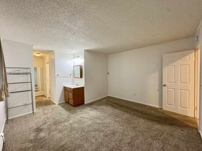 Building Photo - 8224 Poplar Ave