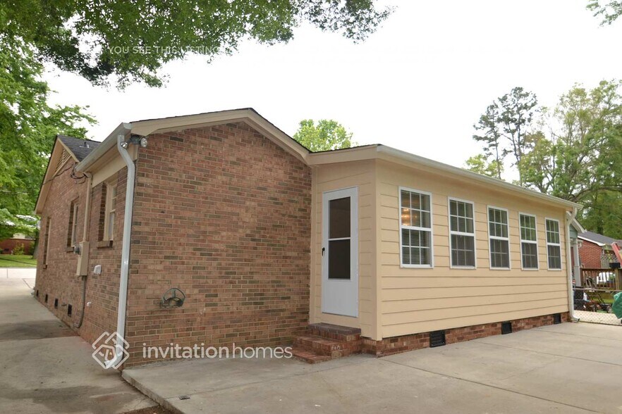 Building Photo - 1801 Dallas Ave