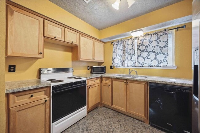 Building Photo - 16210 Delgado Dr
