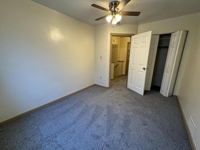 Building Photo - 271 Oak Dr