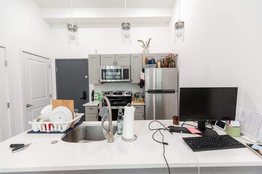 Building Photo - 3945 Lancaster Ave