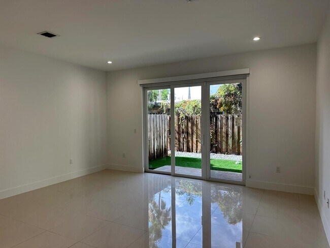 Building Photo - Northeast 17th Avenue, Fort Lauderdale, FL 33304 - 2 BR 2.5 BA townhouse