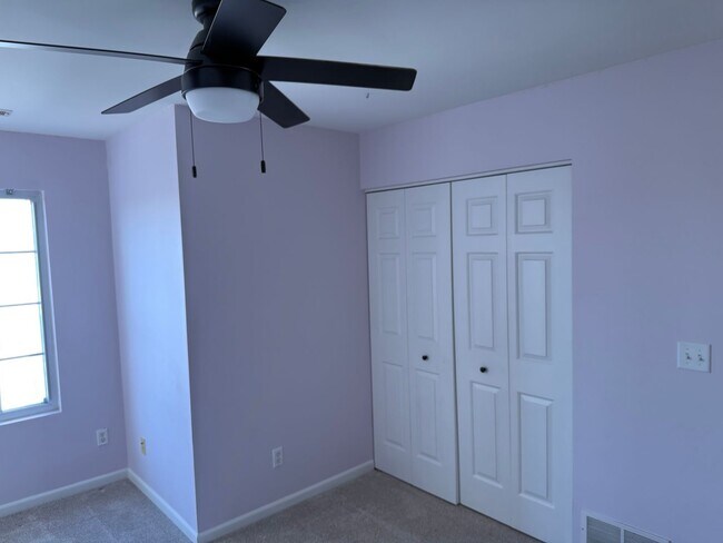 Building Photo - 3 Bedroom Condo Loves Park